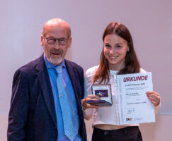 Nora-erhaelt-ihr-Medaille-vom-Praesidenten-Wolfgang-Rau-Foto-Christian-Scholz