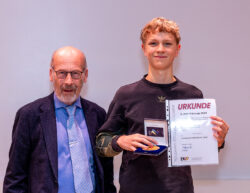 Oskar-erhaelt-ihr-Medaille-vom-Praesidenten-Wolfgang-Rau-Foto-Christian-Scholz