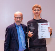 Oskar-erhaelt-seinen-Pokal-vom-Praesidenten-Wolfgang-Rau-Foto-Christian-Scholz