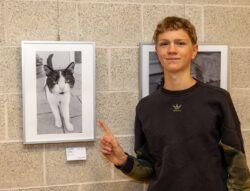 Oskar-vor-seinem-Foto-Foto-Christian-Scholz